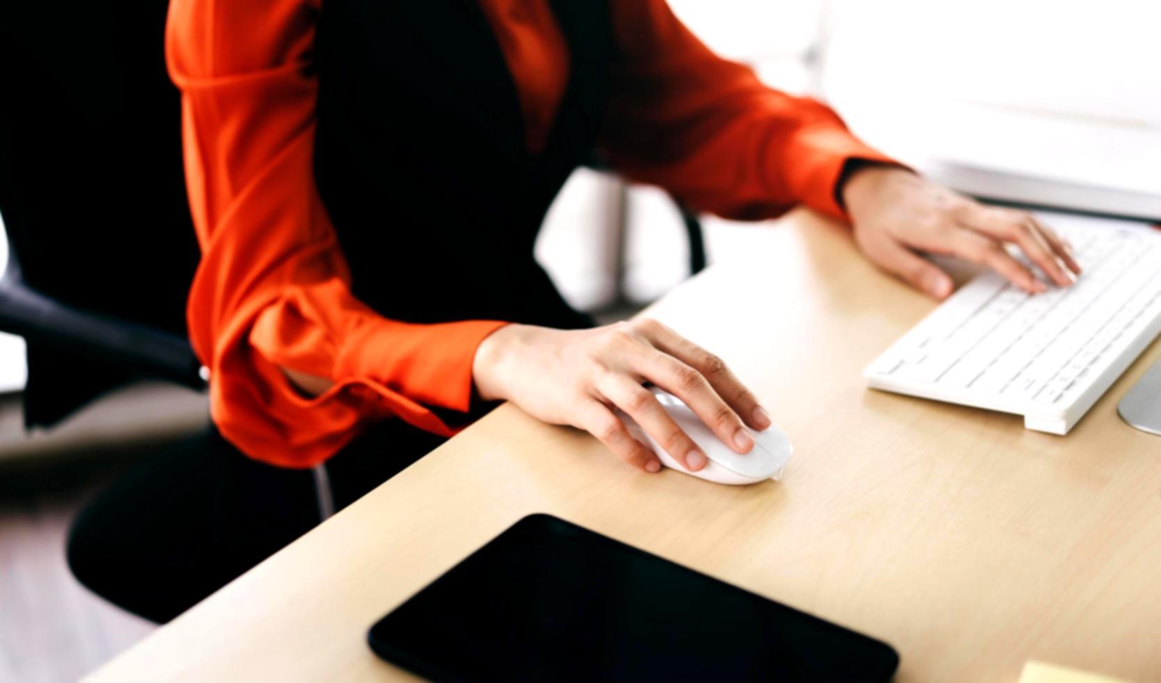 Herramientas de planificación financiera organizadas sobre una mesa